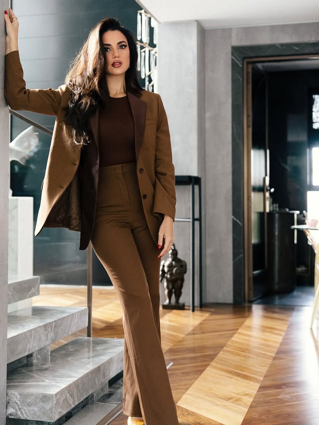 درة التونسية بإطلالة البدلة "المونوكروم" الترابية