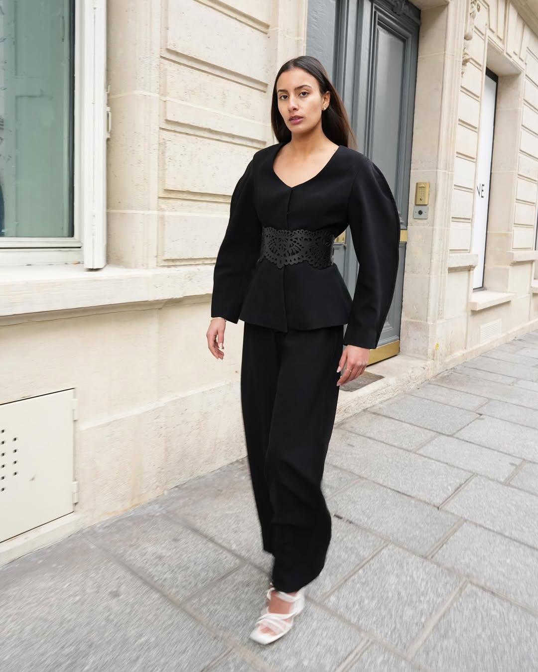 أناقة البدلة من علامة Mona Alshebil