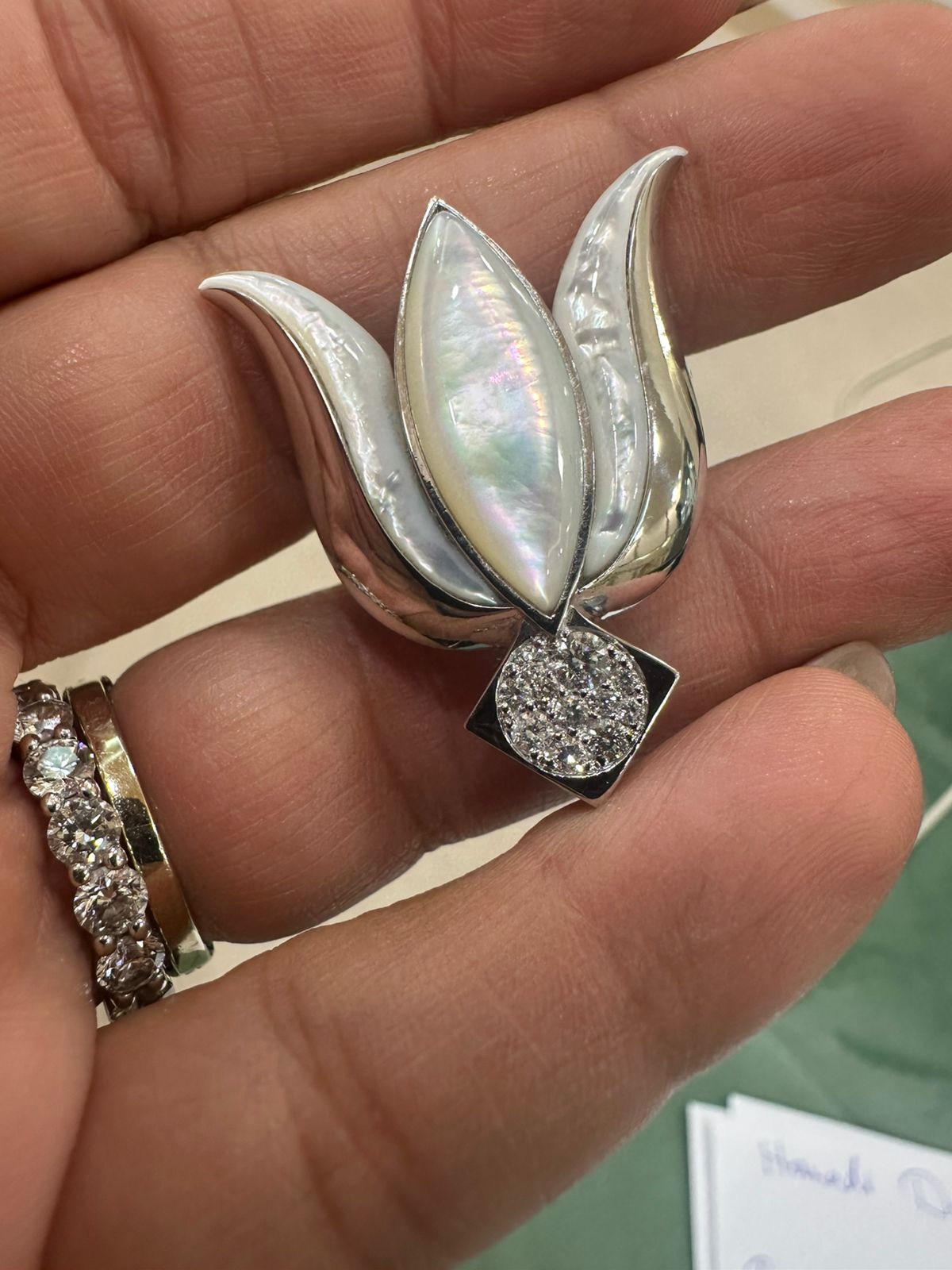 بروش اللوتس قطعة تُرى دون حاجة للمبالغة