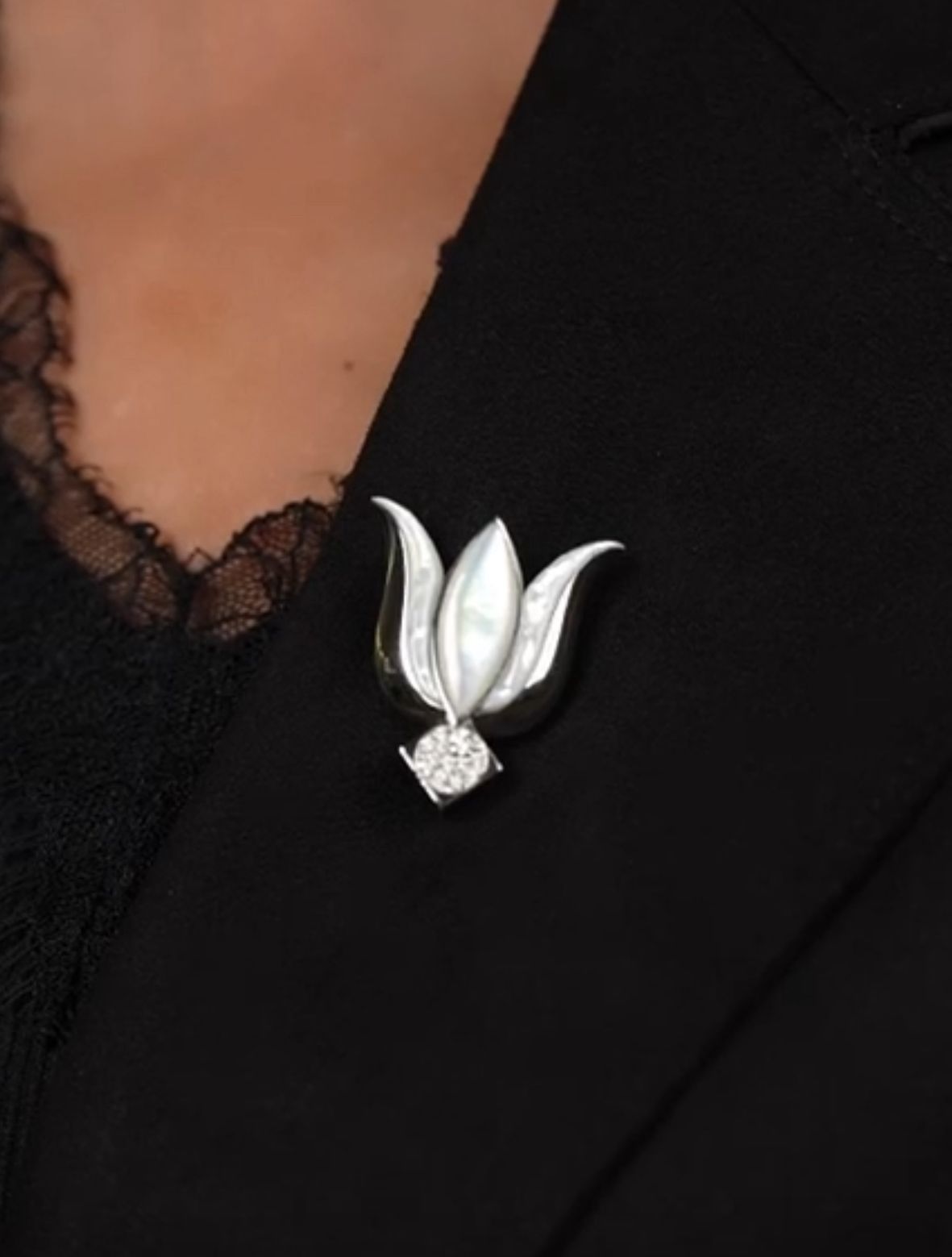 يجسّد البروش جوهر الإتيكيت الحقيقي