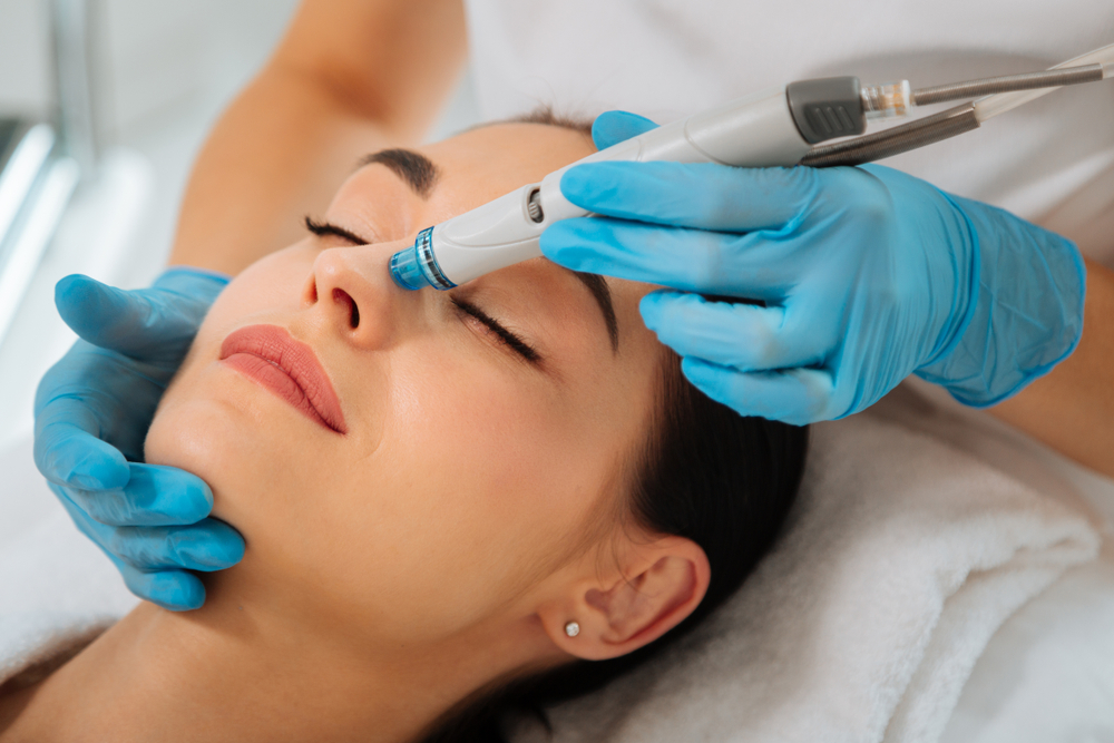 البشرة التي تخضع لجلسات Hydrafacial دون الالتزام بروتين منزلي متوازن، تفقد هذا التأثير بسرعة