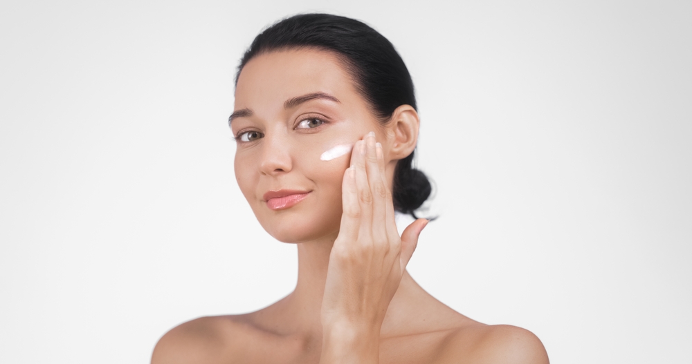 البشرة الحساسة تحتاج إلى عناية مستمرة بالترطيب