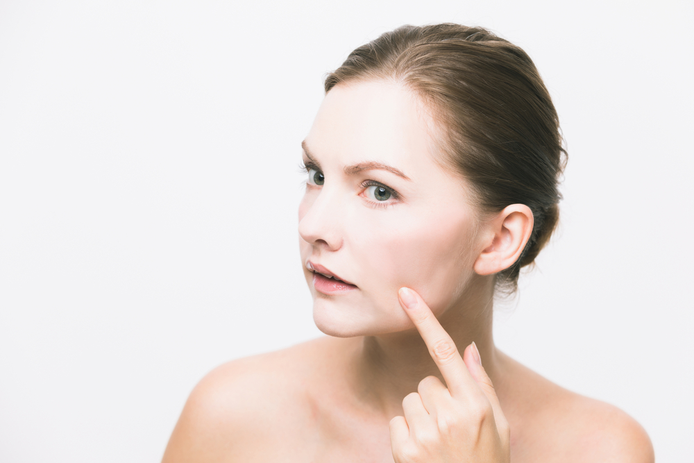 البشرة الدهنية أكثر عرضة لانسداد المسام بسبب الإفراز المفرط للزهم