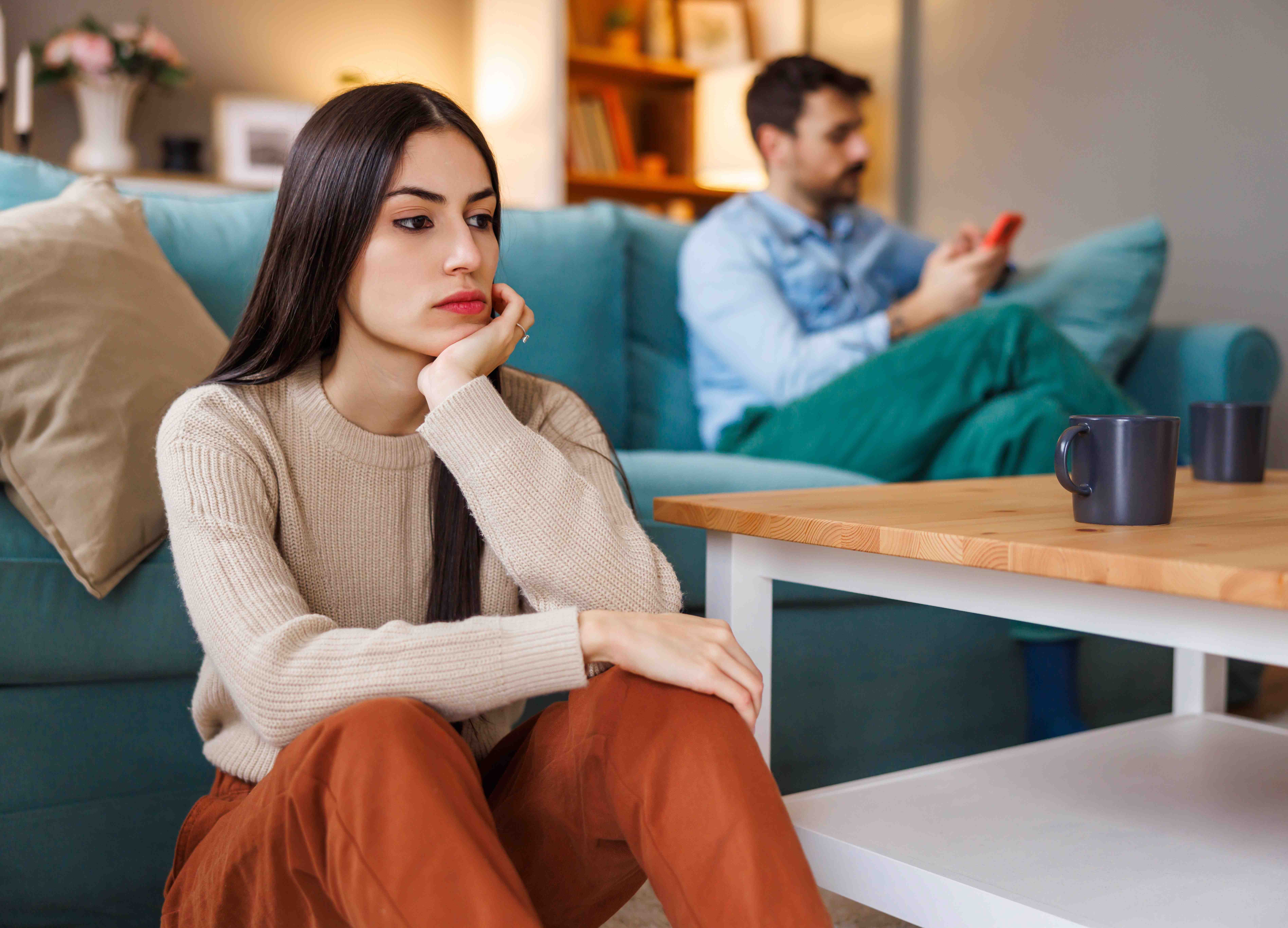 البقاء من أجل علاقة لا تستحق القتال ليس انتصارًا