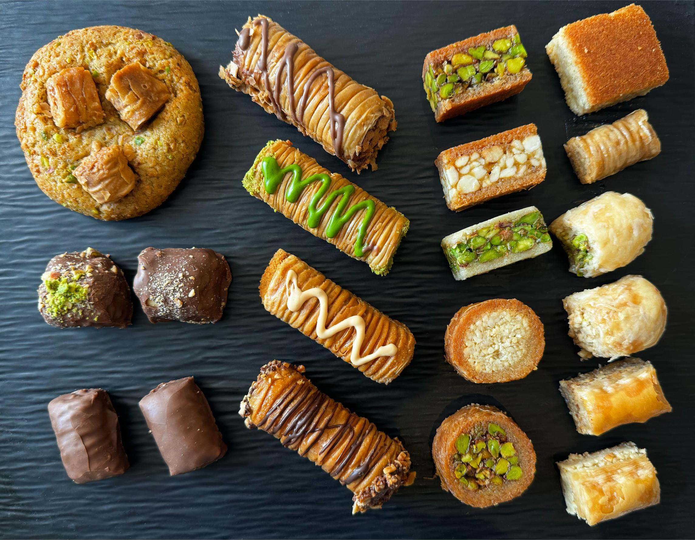 البقلاوة بحشواتٍ مختلفة من الحلاب خلال شهر نوفمبر في دبي