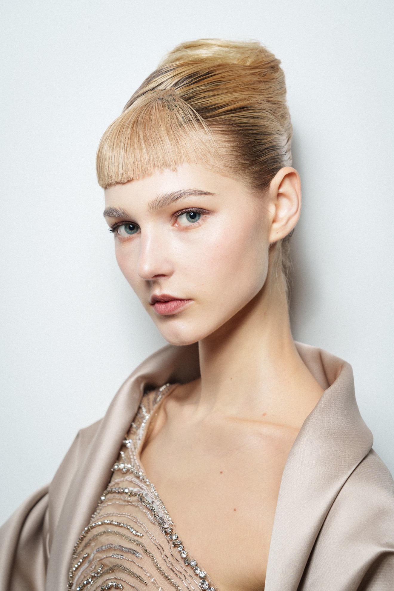البلاشر البيج يضيف لوناً طبيعياً على الخدود بأسلوب Elie Saab