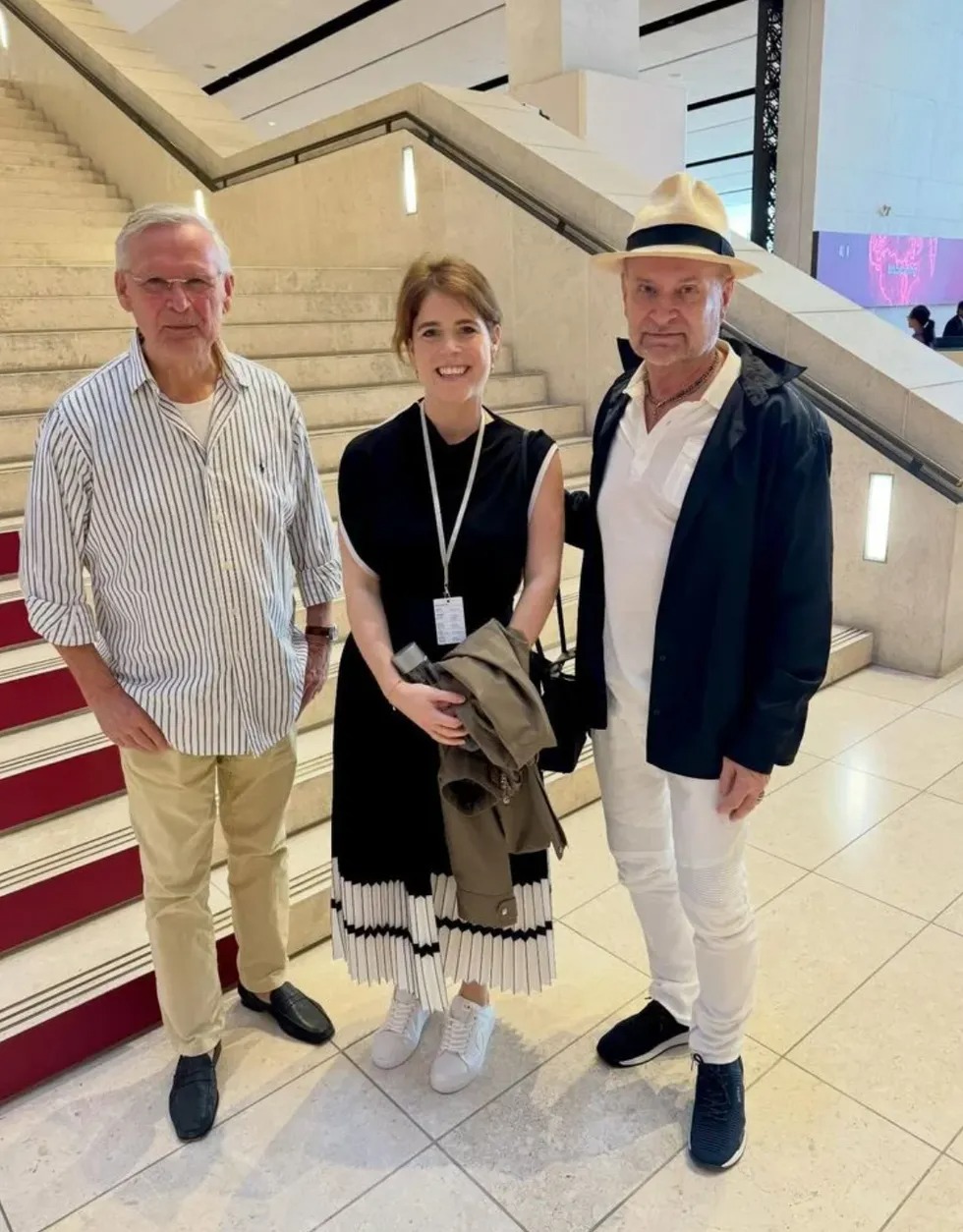 البلوزة والتنورة اختارت طقماً من علامة ريس (Reiss)