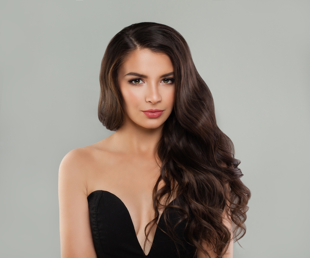البني الداكن العميق يُعدّ من أكثر ألوان الشعر الكلاسيكية التي لا تفقد جاذبيتها مع مرور الوقت