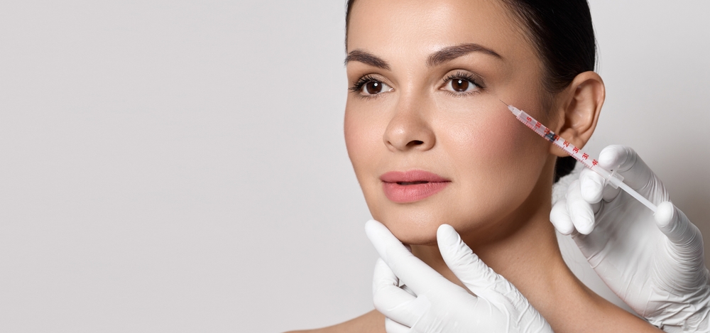 البوتوكس يعمل على إرخاء العضلات المسؤولة عن التجاعيد التعبيرية، ما يمنح العين مظهراً أكثر راحة وشباباً.