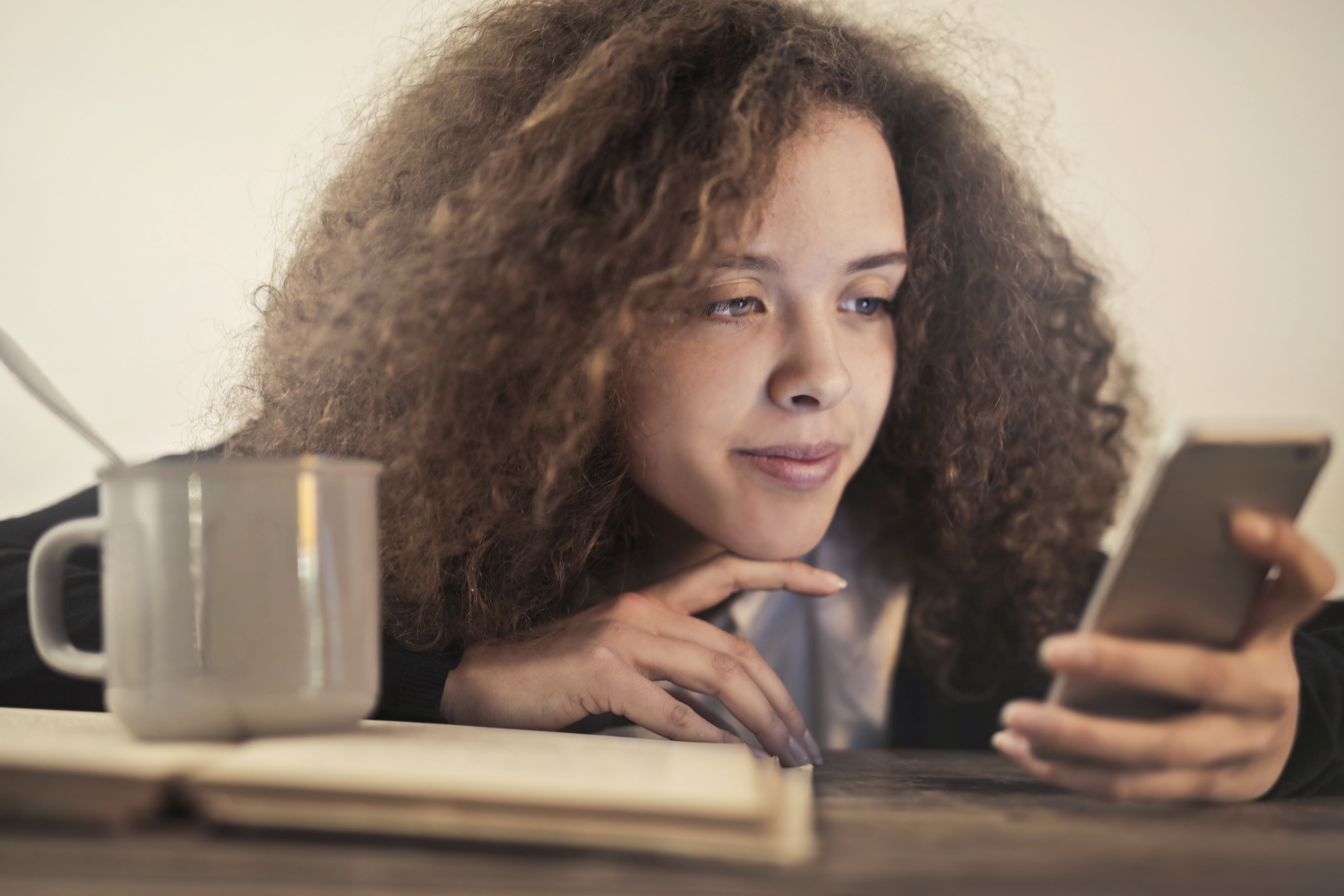 البوح للذكاء الاصطناعي عن أسرار العلاقات العاكفية ليس خيارًًا سليمًا