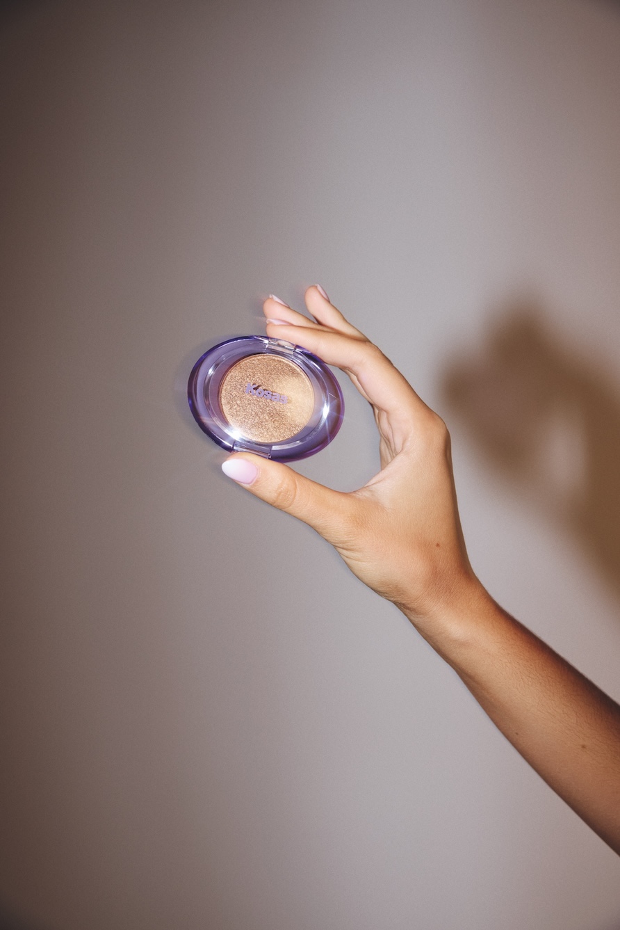 البودرة المدمجة بالهايلايتر بقوام مبتكرمن علامة كوساس