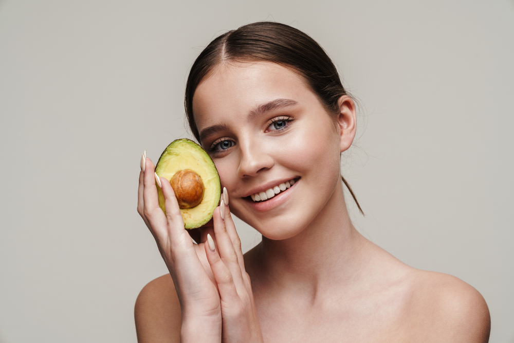 البيوتين فيتامين B7 مثل الأفوكادو هو أساس قوة الشعر وكثافته