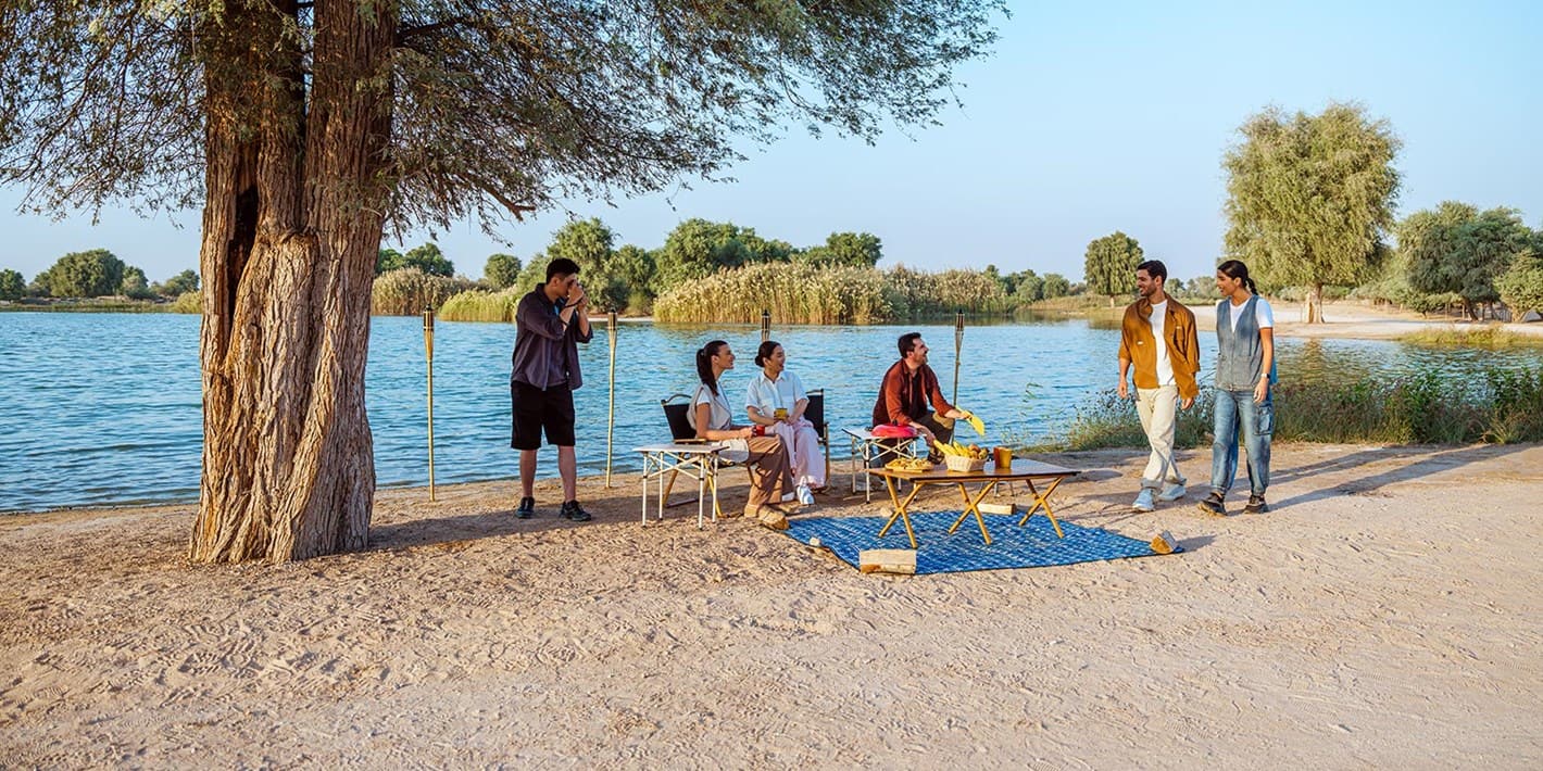 التخييم قرب بحيرات القدرة تجربة مثالية لعشاق المغامرة