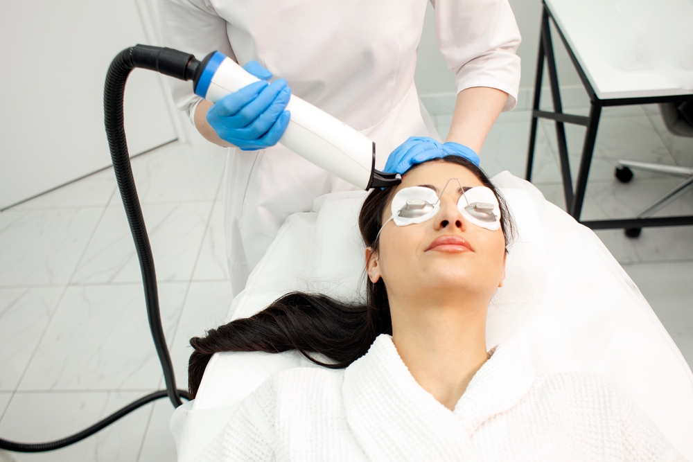 التدليك بالفركشنال ليزر يحفز نمو بصيلات الشعر دون أي تدخل جراحي.