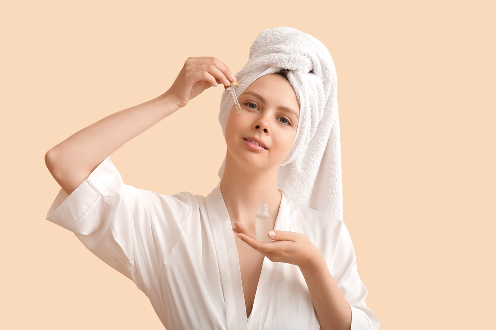 الترطيب بالزيت  يمنحه البشرة، إلى جانب شدّها بشكل خفيف، يخلق مظهراً ممتلئاً بصرياً يوحي بزيادة الحجم.