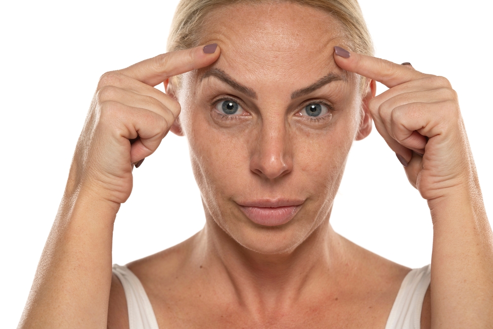 الترهل الطبيعي يمكن أن يتفاقم بسبب عوامل متعددة مثل الشيخوخة الطبيعية