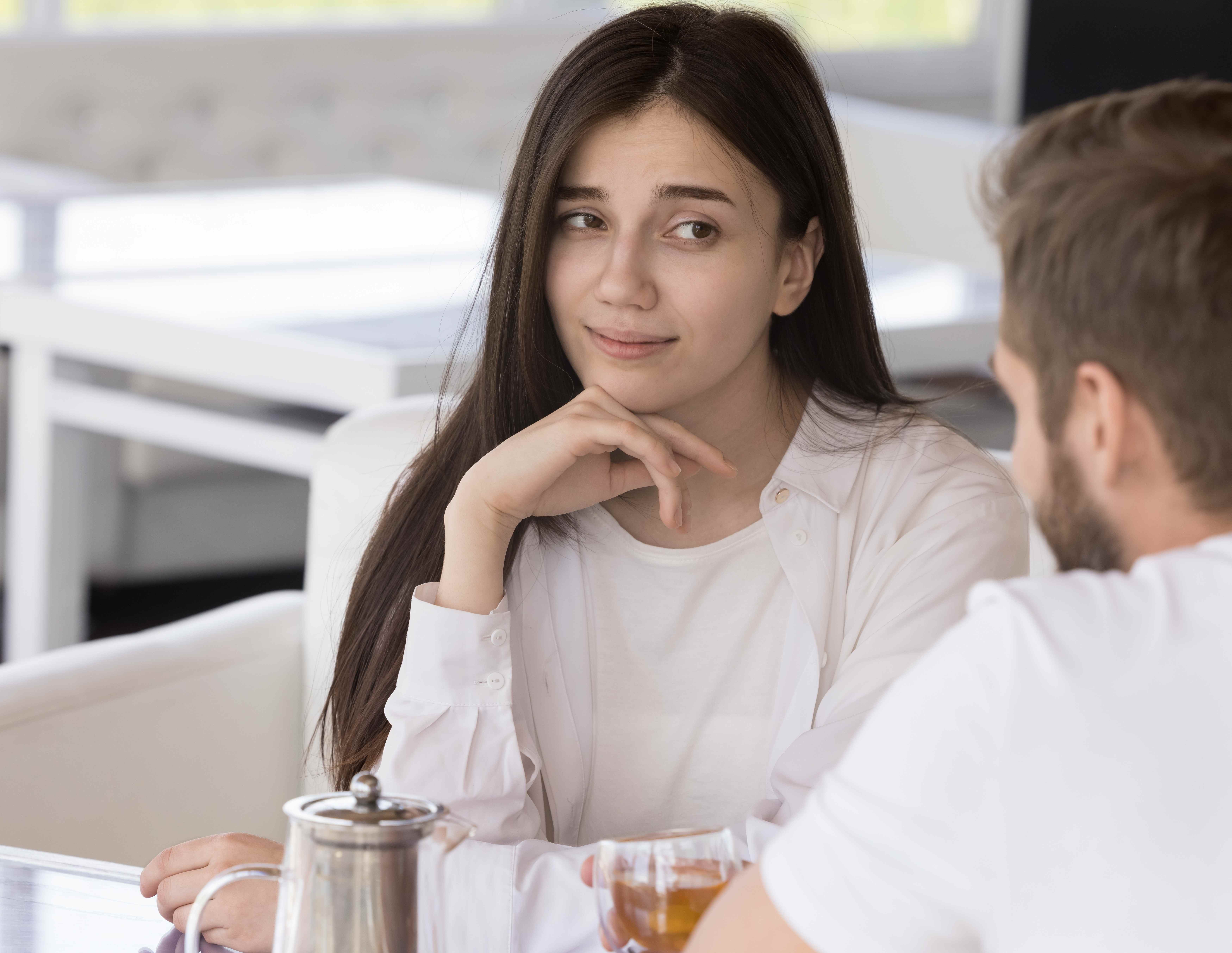 التزمي الصمت ودعيه يتحدث أكثر لمعرفة ما إذا كان مريضًا نفسيًا أم لا