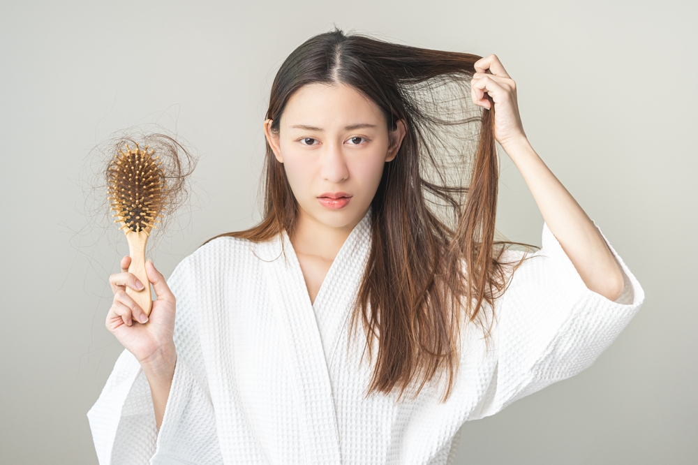 التساقط الكربي غالباً ما يكون مؤقتاً ويعود الشعر للنمو خلال 6 إلى 9 أشهر