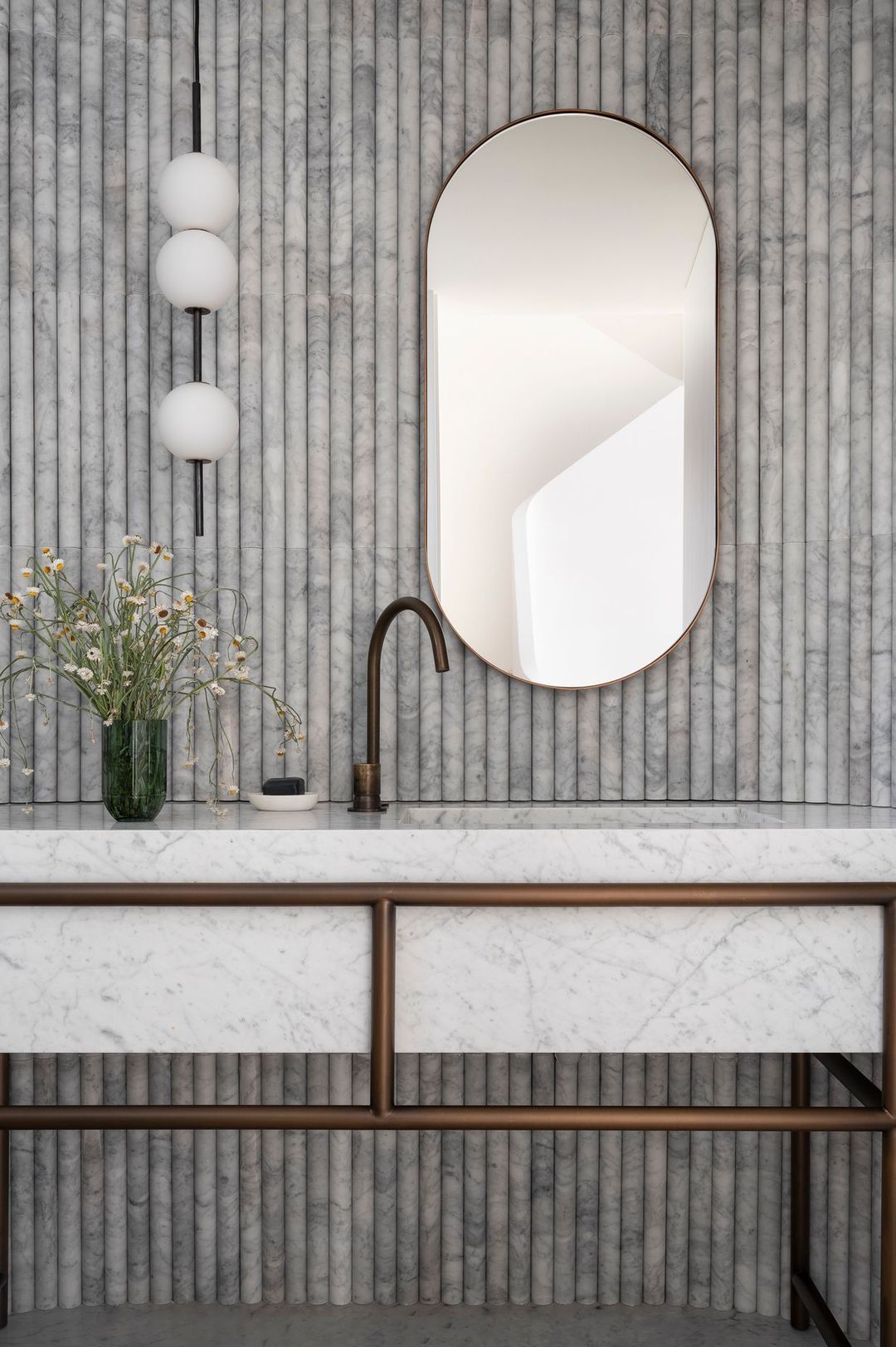 التشطيبات الملمسية تضيف عمق ونعومة على المساحة