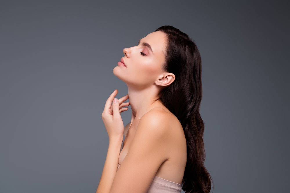 التعرض المستمر لأشعة الشمس من الأسباب الرئيسية لترهل الرقبة