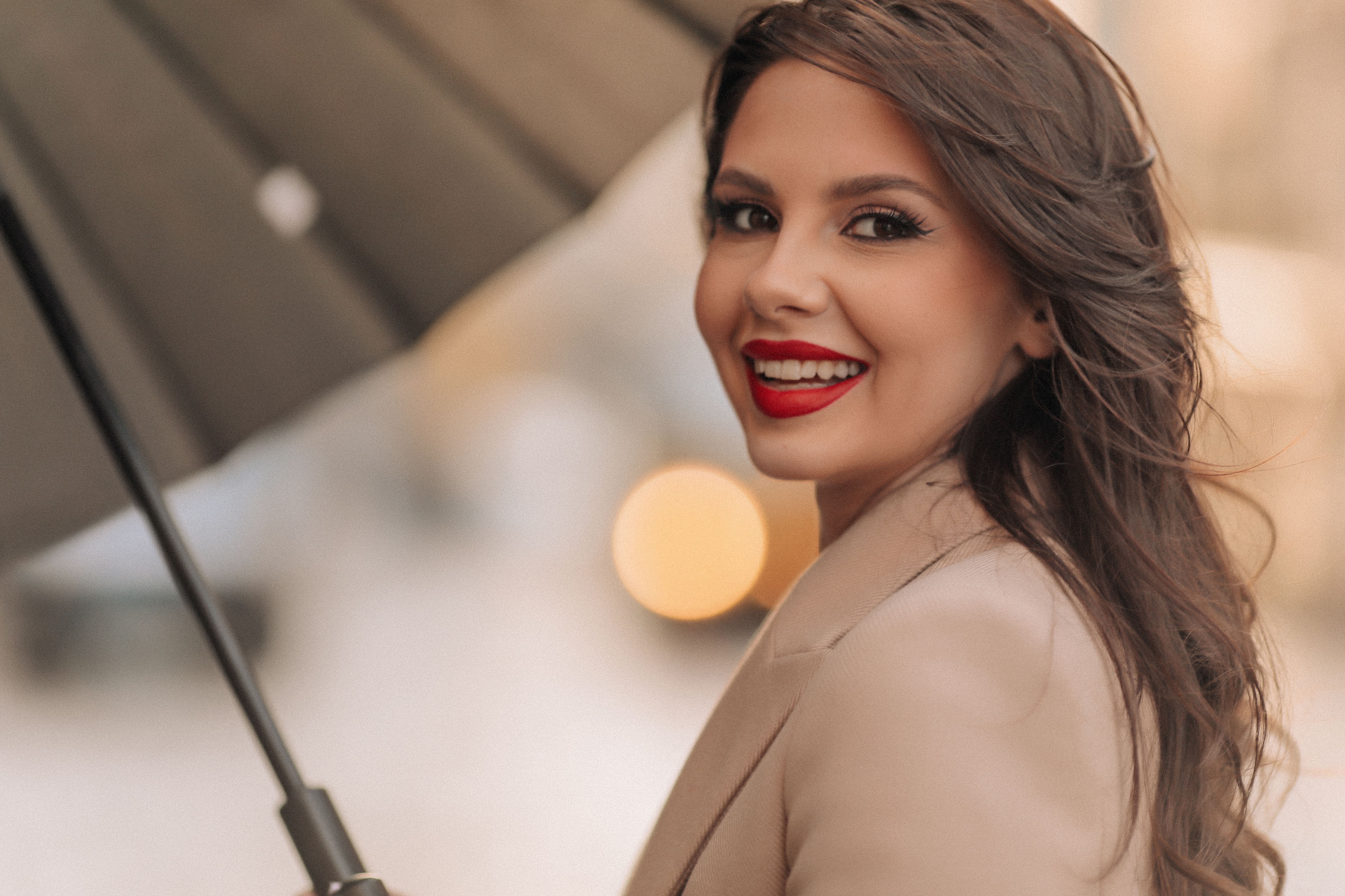 التعرض المستمر للصور المعدلة والفلاتر وصور المشاهير والمؤثرين قد يجعل بعض الشابات أكثر وعياً بتفاصيل وجوههم