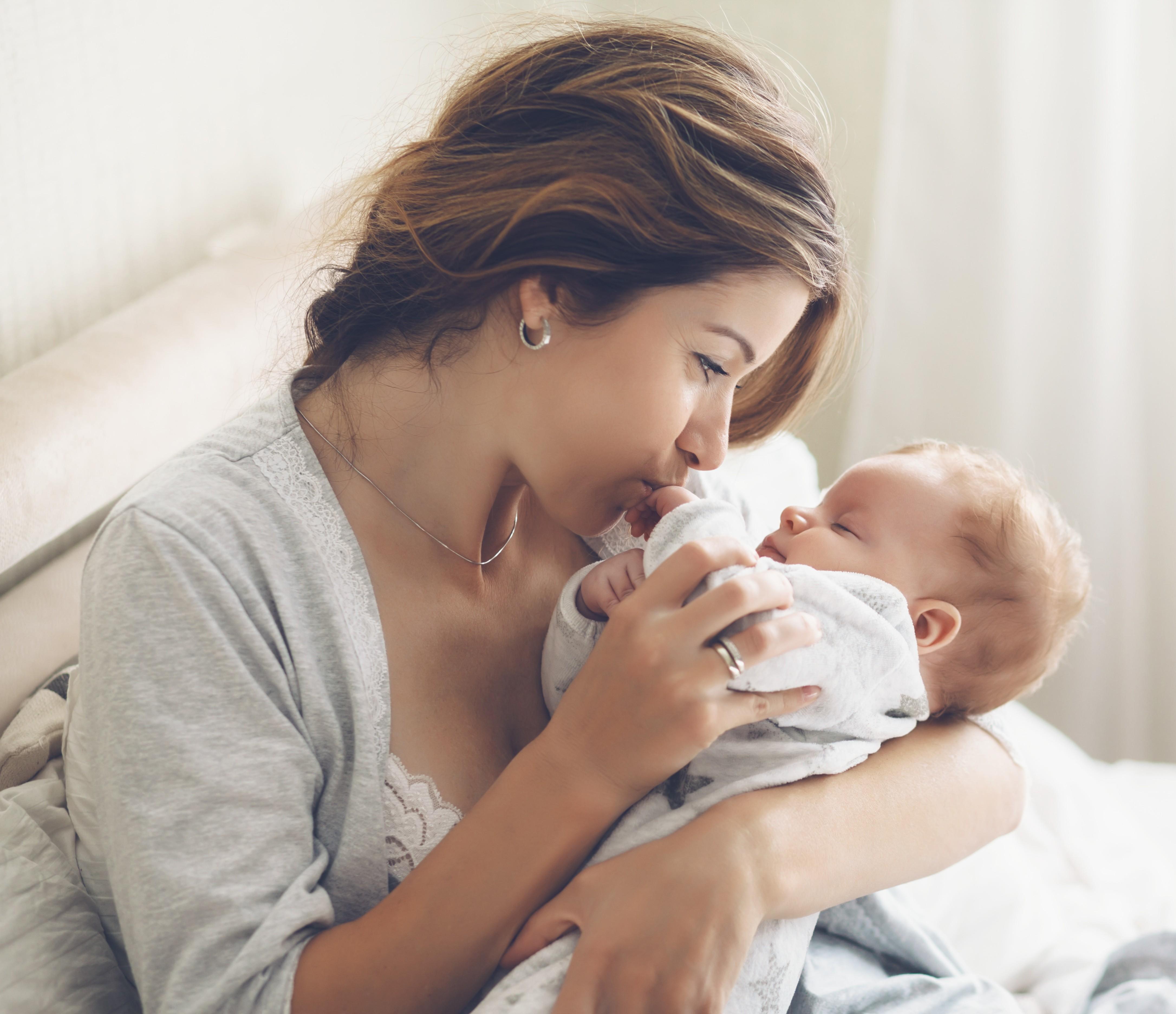 التعلق الآمن هو شعور طفلك بالأمان والراحة في وجود منذ الولادة