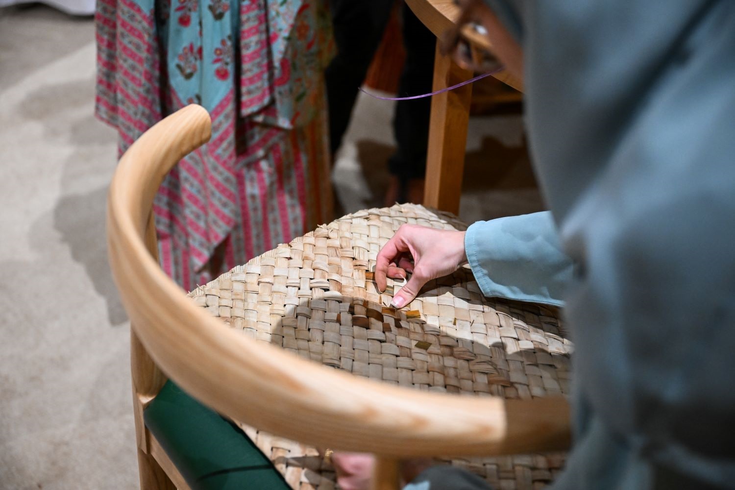 التقدير العميق لجوهر الحِرف اليدوية في تجربة الفنانة جنى ملائكة