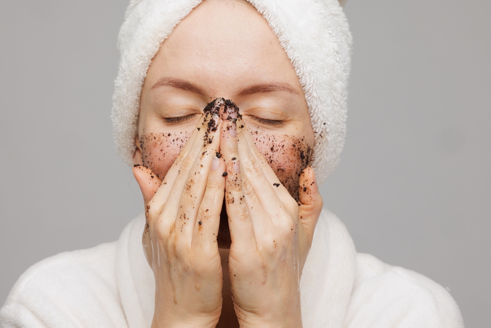 التقشير الفيزيائي يساعد في إزالة الخلايا الميتة فوراً