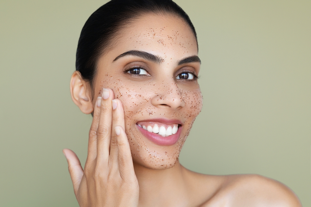 التقشير اللطيف هو عملية إزالة الخلايا الميتة والدهون المتراكمة بطريقة تدريجية وناعمة دون خدش البشرة