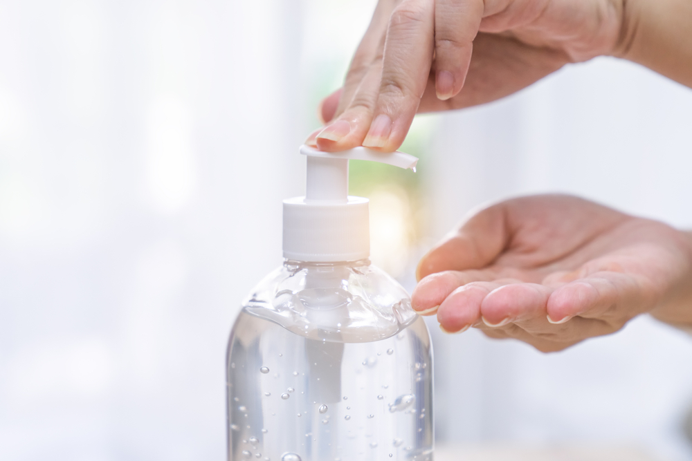 التقليل من استخدام المعقمات من أهم النصائح للحفاظ على نعومة اليدين