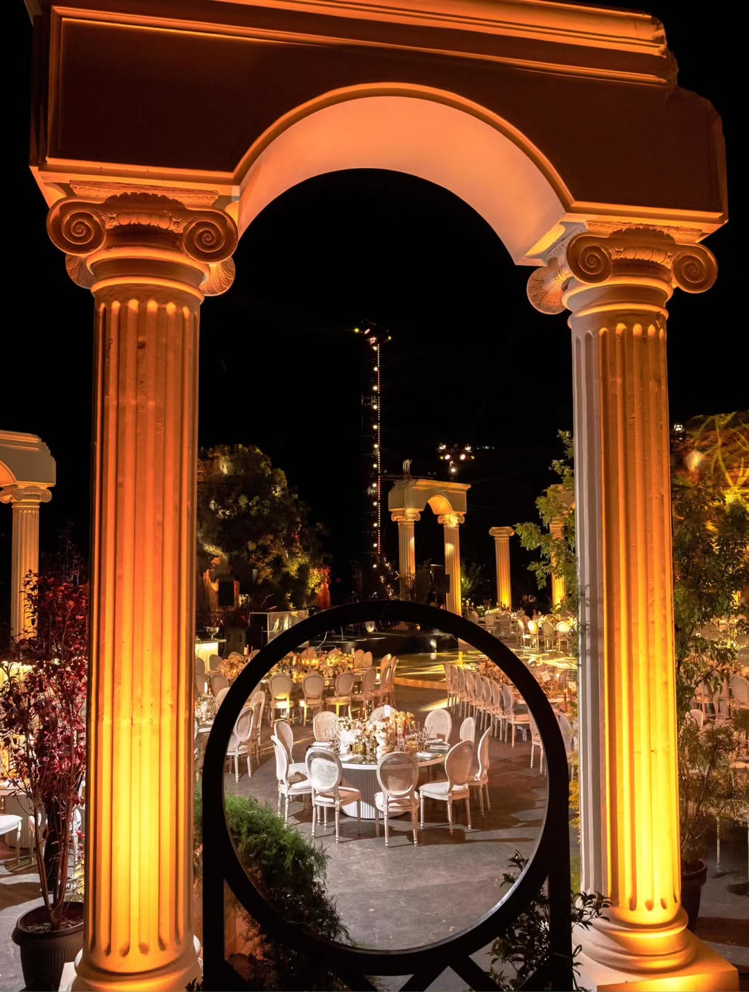 التماثيل والأعمدة الأثرية تظهر الترف البصري في الأعراس