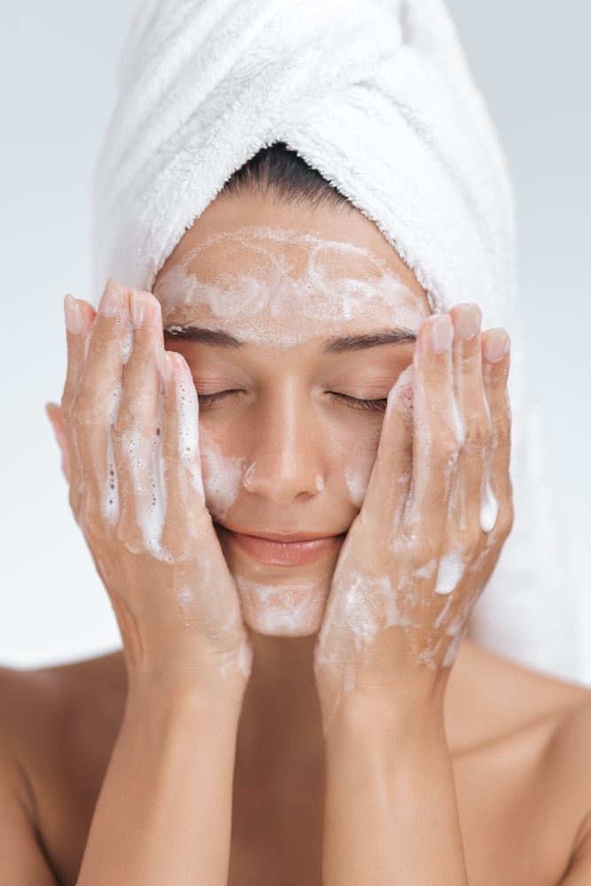 التنظيف العميق هو الخطوة الأولى الأساسية في تحضير بشرتك لخروجة عيد الحب