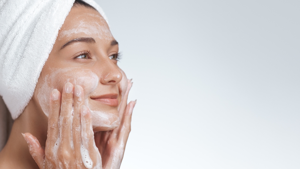 التنظيف خطوة أساسية لبشرة خالية من التجاعيد قبل الثلاثين