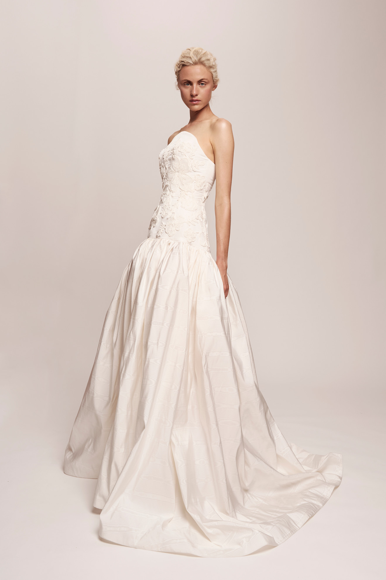 التنورة الهندسية في عروض جاكلين وايت