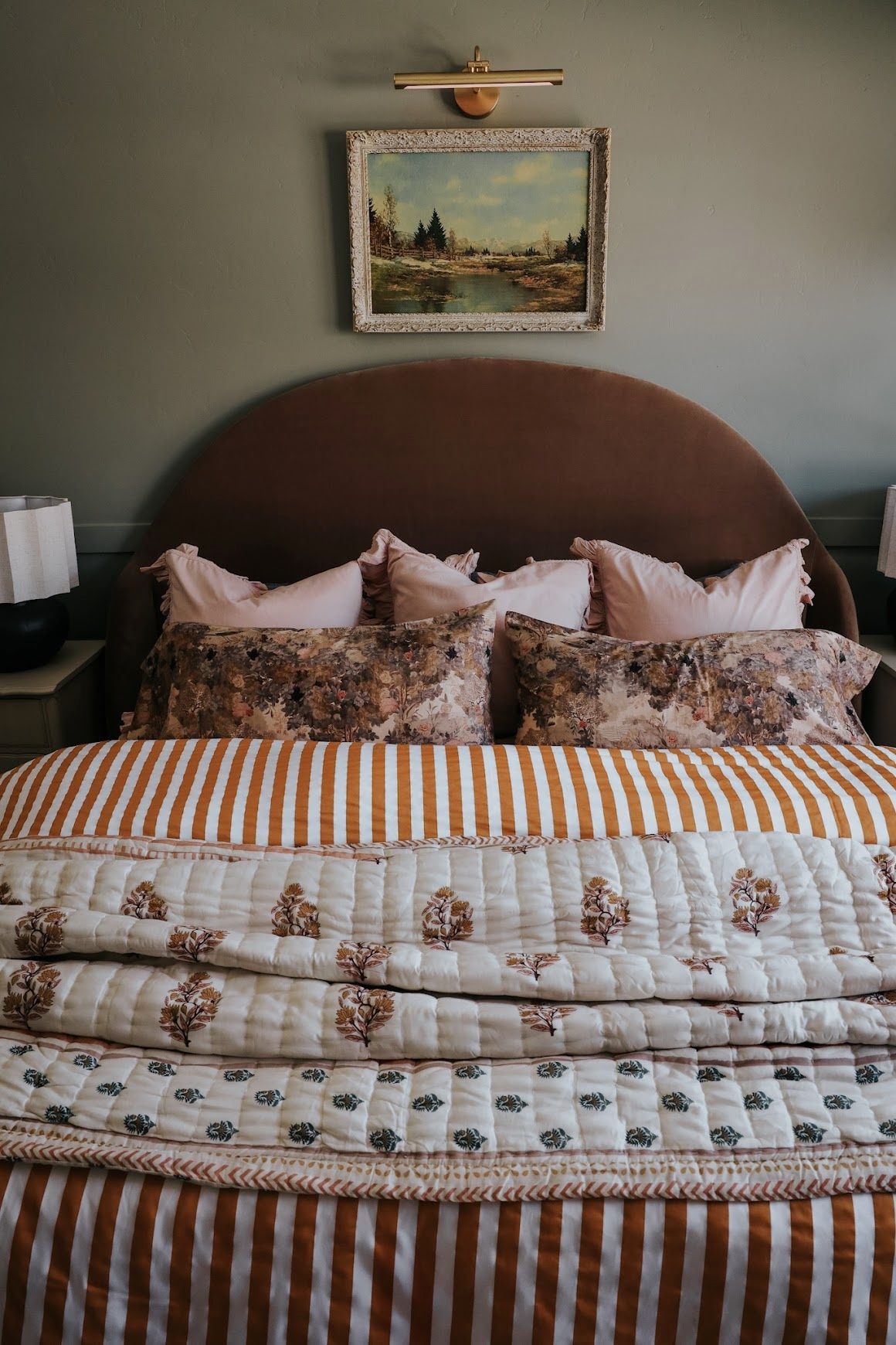 التنويع المدروس بين لألوان اليوم هو الخيار المفضل لمنح غرفة النوم مظهرًا أكثر عصرية