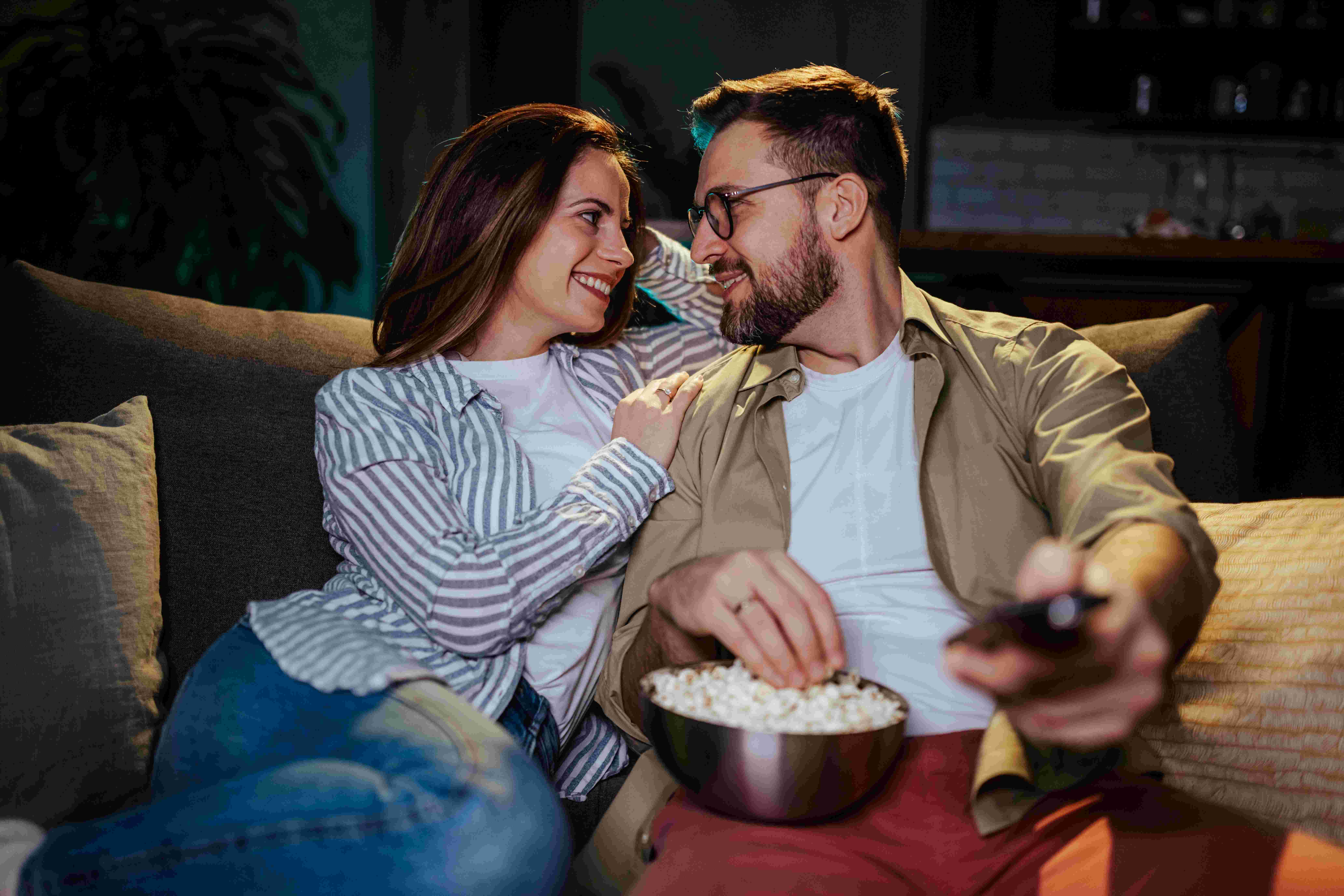 التواصل البصري يترجم لغة الجسد بين الزوجين ويعزز من علاقتهما