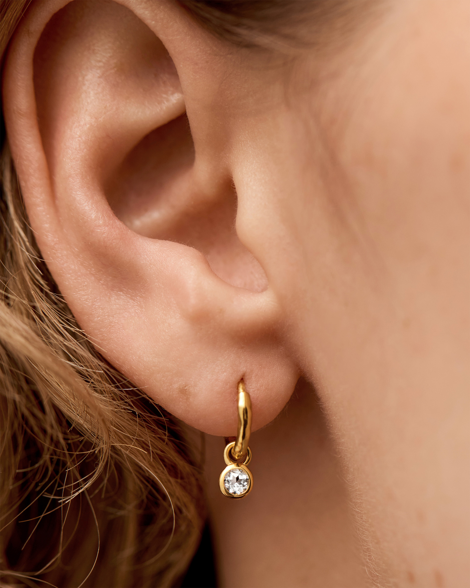 التوباز الأبيض في مجوهرات Monica Vinader