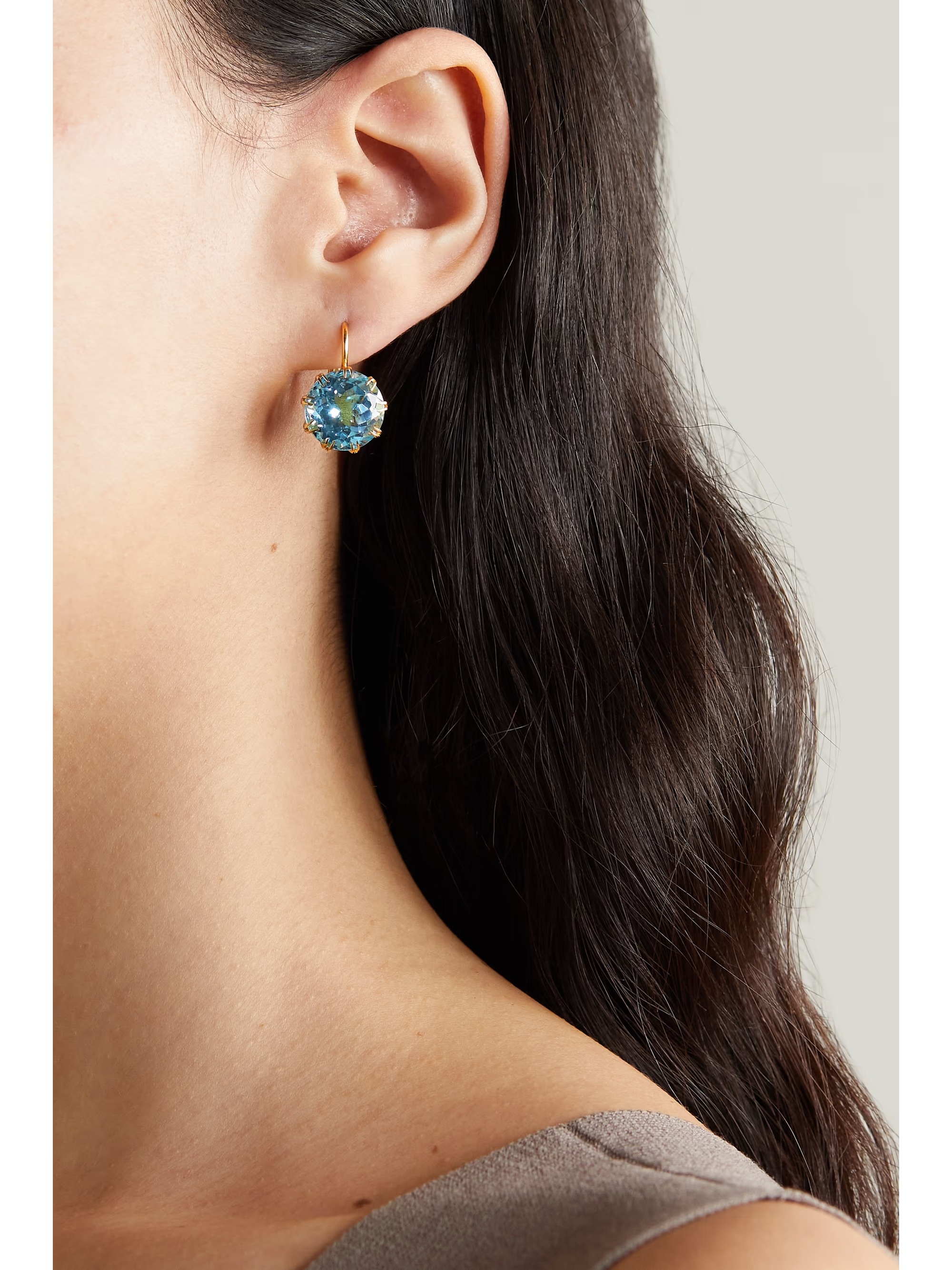 التوباز يتألق بنعومة في أقراط من  Ileana Makri 