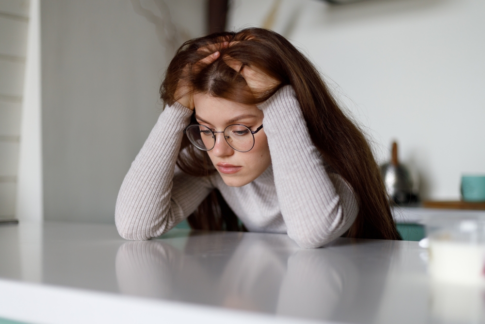 التوتر النفسي والجسدي من أسباب تساقط الشعر