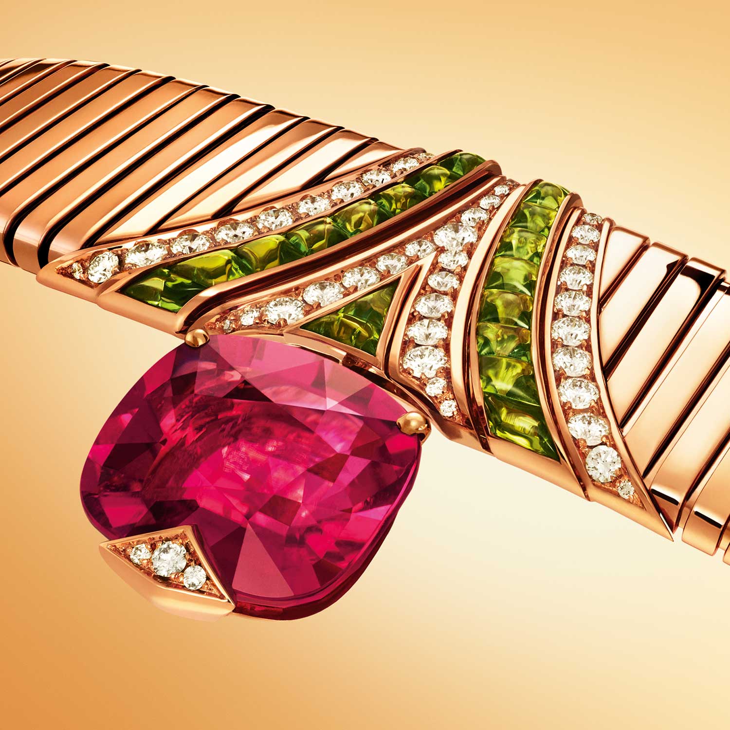 التورمالين الوردي والأخضر في قلادة من Bulgari
