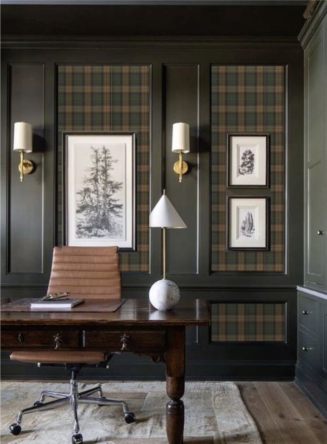 التويد يزين جدران غرفة المكتب