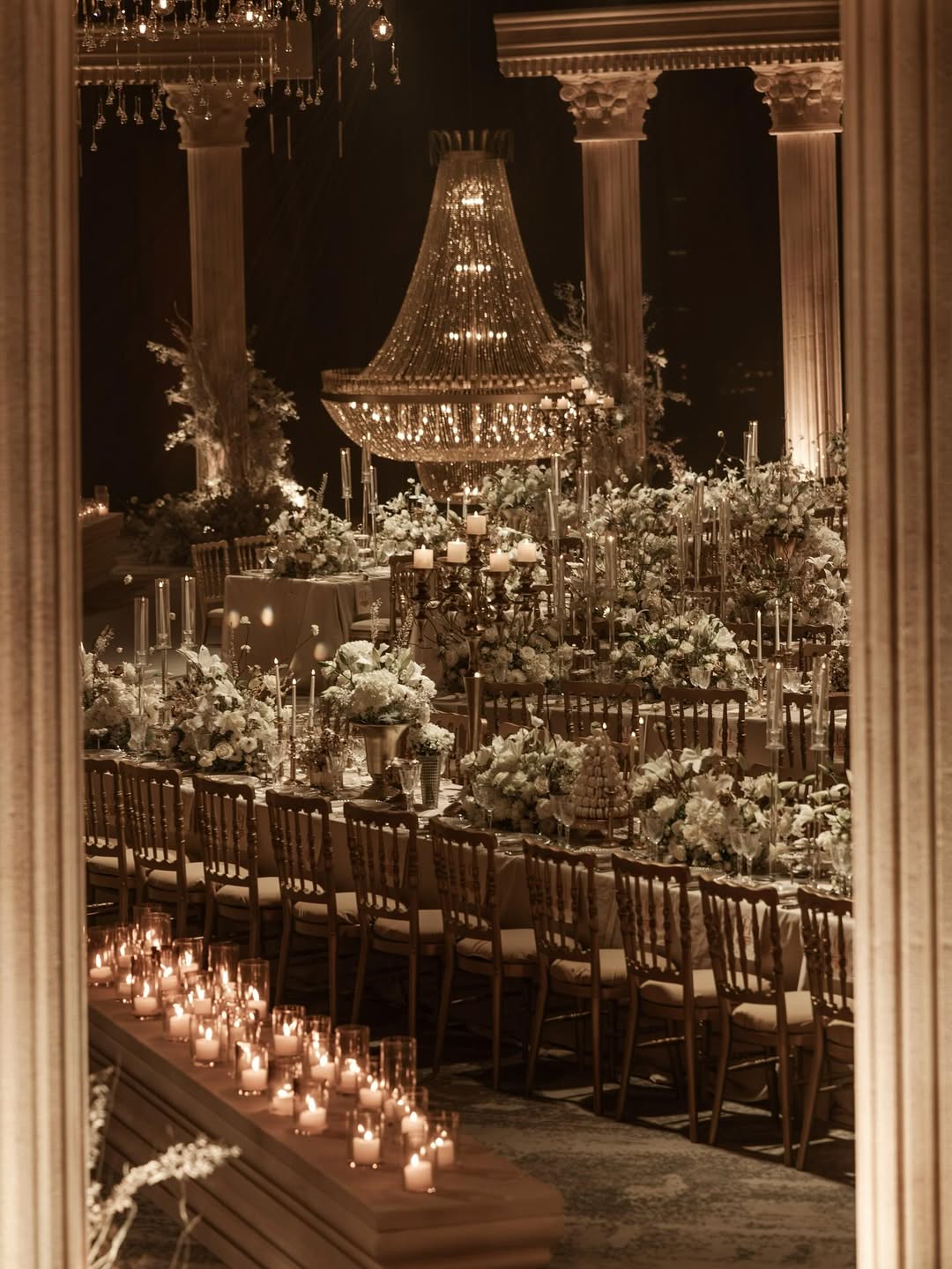 الثريات تتوسط الطاولات في حفل الزفاف من تصميم josephayoubevents