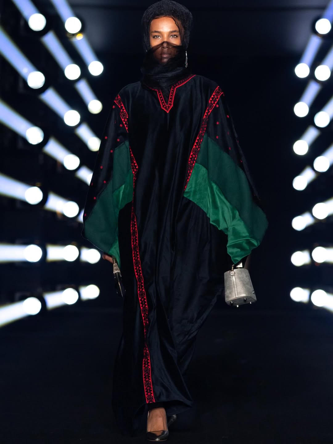 الثوب المتفت النجدي من قرمز