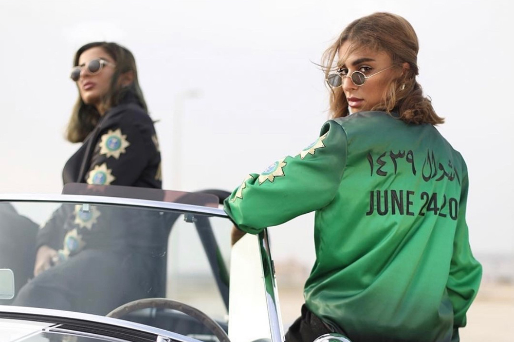 الجاكيت من تصميم Hindamme المعروض في متحف فيكتوريا وألبرت في لندن للمصمم السعودي محمد خوجا