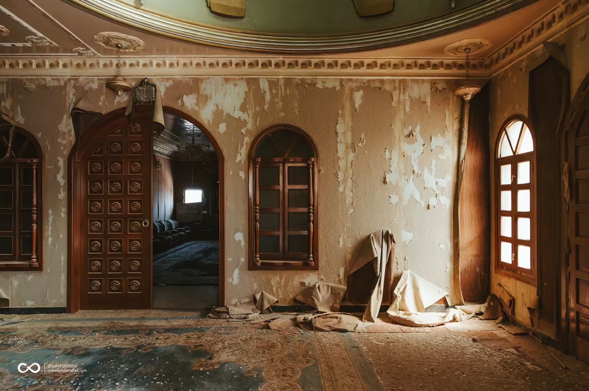 الجدران تتقشّر… لكن الجمال ما زال واضحًا رغم مرور الزمن