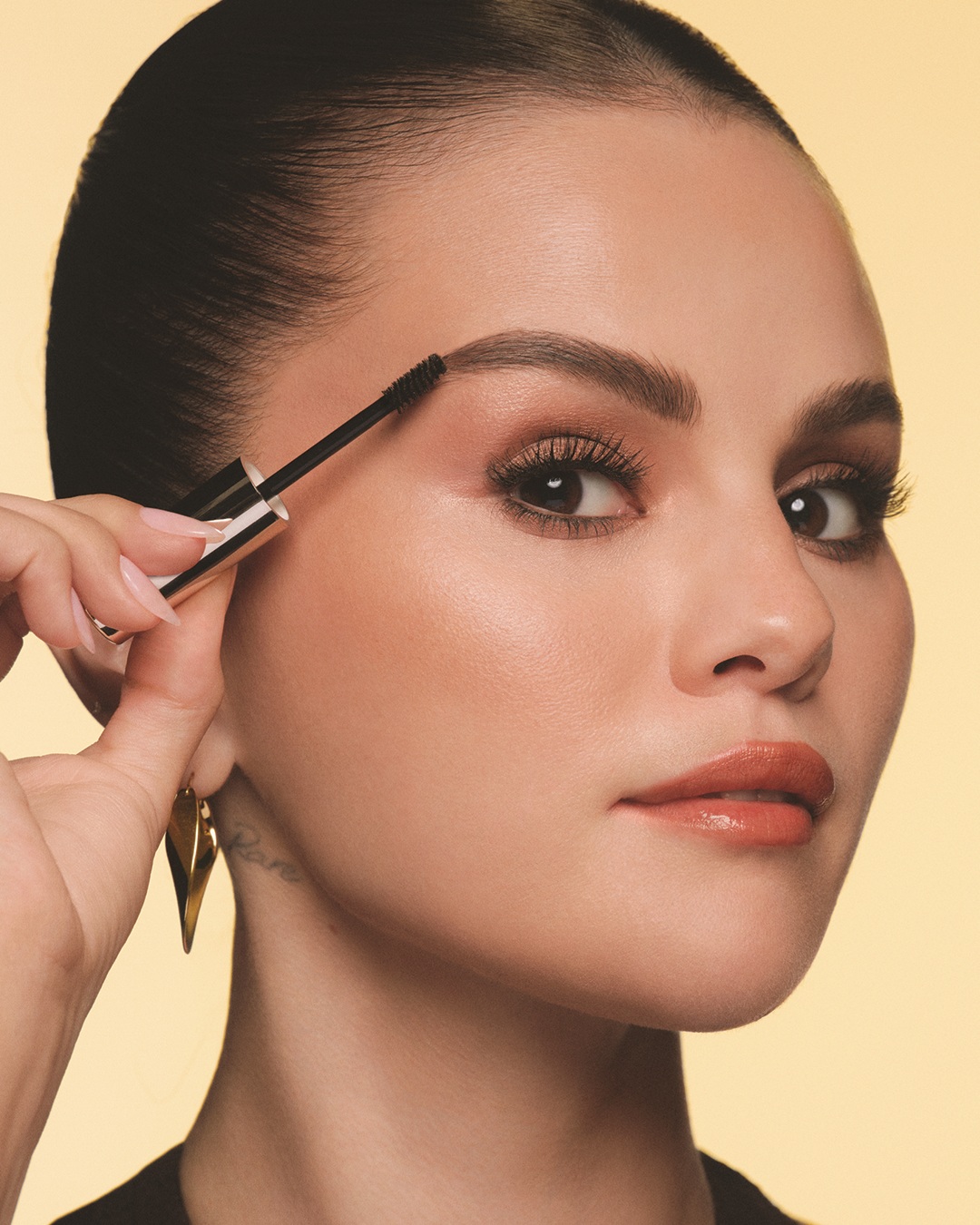 الجل الملوّن والمرن لرفع الحواجب Brow Harmony Tinted Flexible Lifting Gel من علامة Rare Beauty
