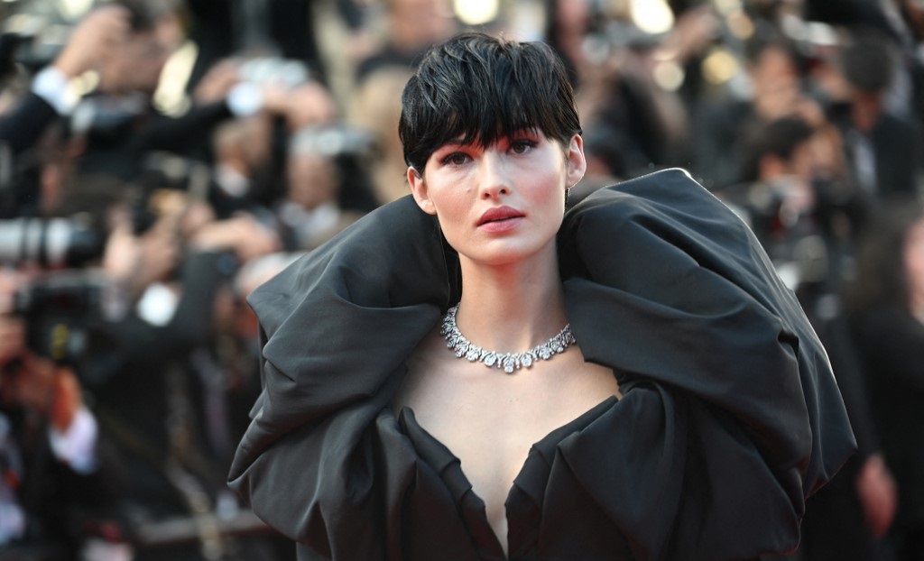 الجميلة Grace Elizabeth بقصة الـBoy Bob القصيرة