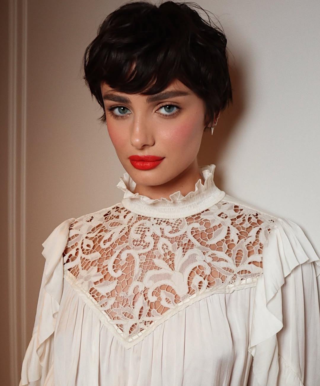 الجميلة Taylor Hill بقصة الـBoy Bob القصيرة مع الغرة الامامية