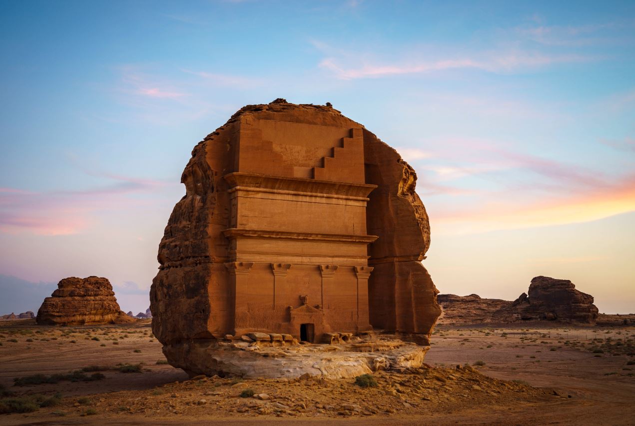 سحر التاريخ الخالد في موقع الحجر