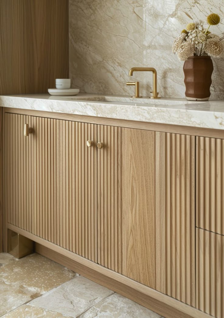 الحجر الطبيعي والخشب المخدّد  في الحمام العصري